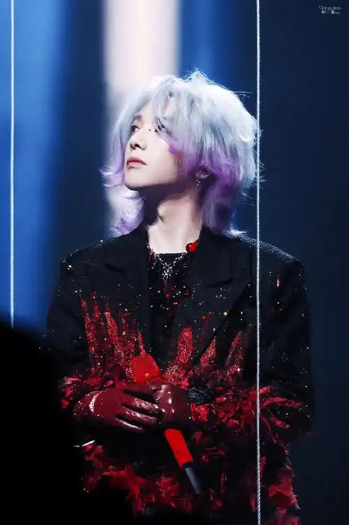 2023华晨宇火星演唱会##华晨宇 男孩子也穿婚纱太酷了吧