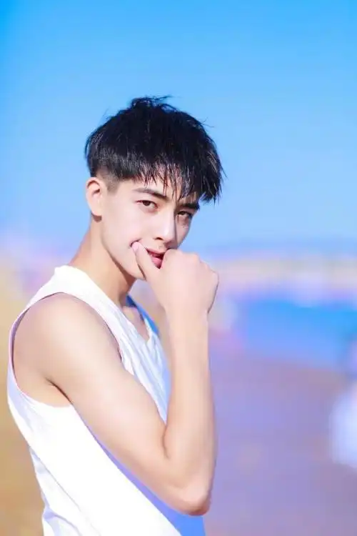 阳光帅气男生灿烂的笑容