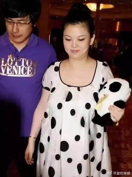 怀孕之后身材明显发福很多,双下巴都出来了,而且李湘生完女儿王诗龄