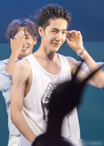 王一博17岁旧照曝光,大背头不算啥,"男神腋窝"让人窒息!