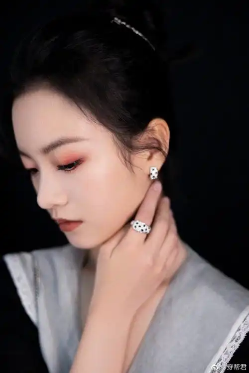 李庚希把礼服领口缝上了##李庚希长大了