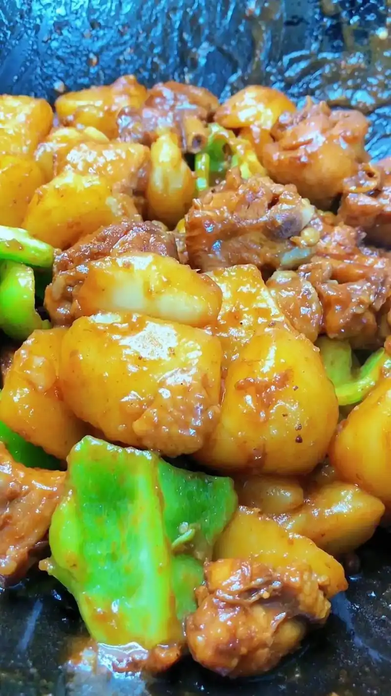 鸡腿炖土豆.鸡块炖土豆菜谱 食材:鸡边腿2条,土豆大约500 - 抖音
