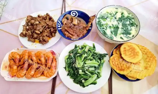 山东一家四口的晚餐,在朋友圈火了,网友:真接地气,看着就好吃|丰盛