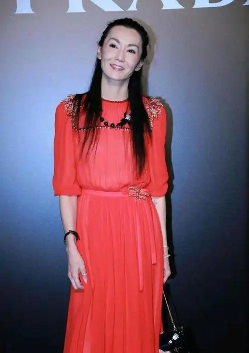 59岁张曼玉近照显老一袭红色连衣裙搭半丸子发型巨星气场依旧