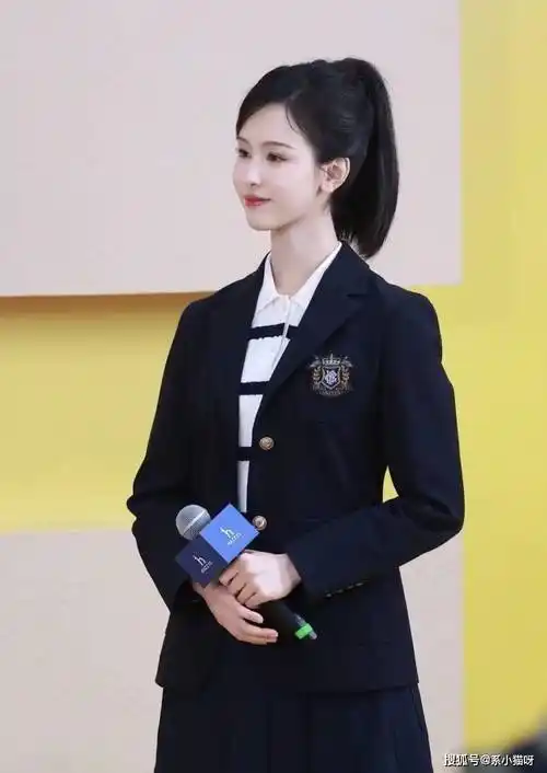 陈都灵学生服造型大气温婉,白开水妆似校花学姐