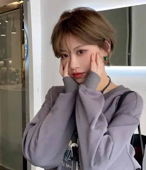 韩系短发短发9696女生短发发型推荐,这款齐耳短发适合圆脸椭圆脸