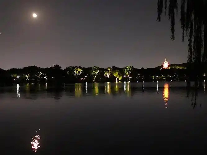 九月,是我的生日之月,也是金色的初秋之月,我的一次惬意而幸福的杭州