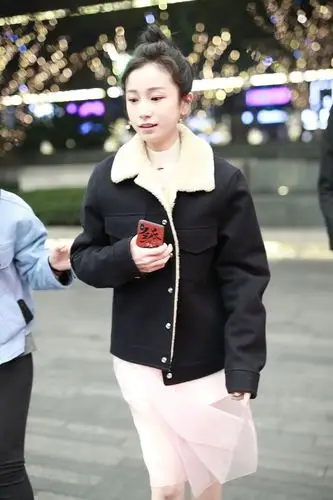 "明玉"姜梓新现身酒店,甜美造型略显疲劳