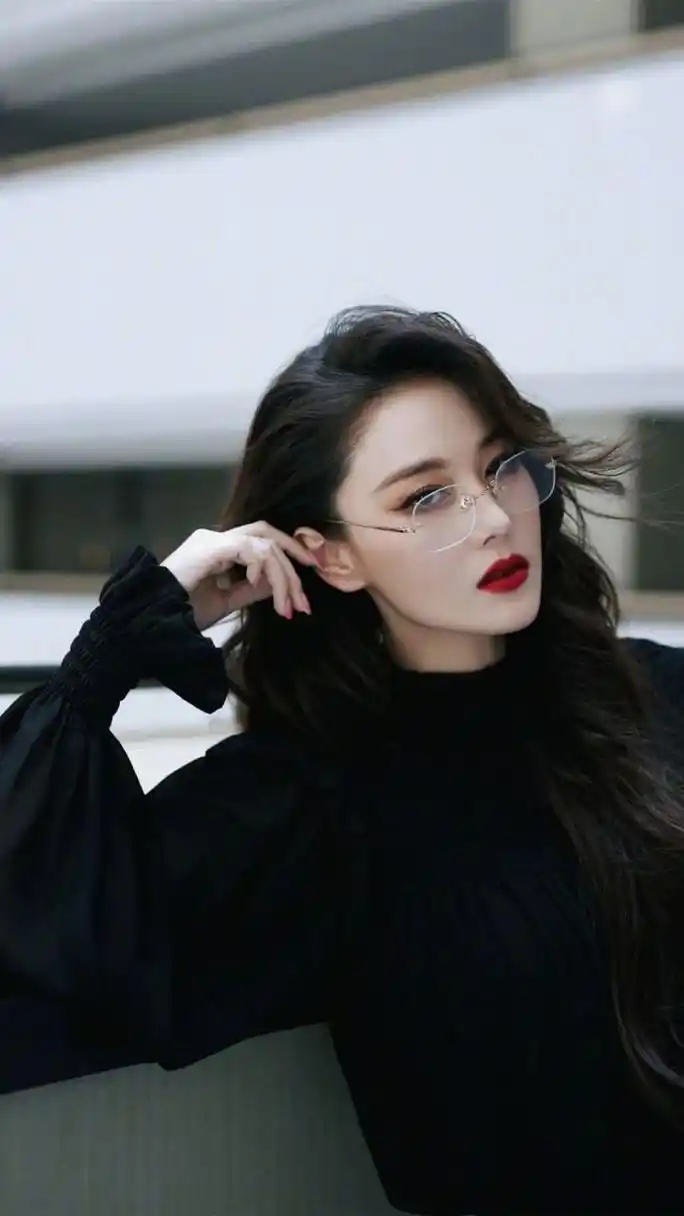 妖艳而冷艳的气质,给人霸道女总裁的感觉.