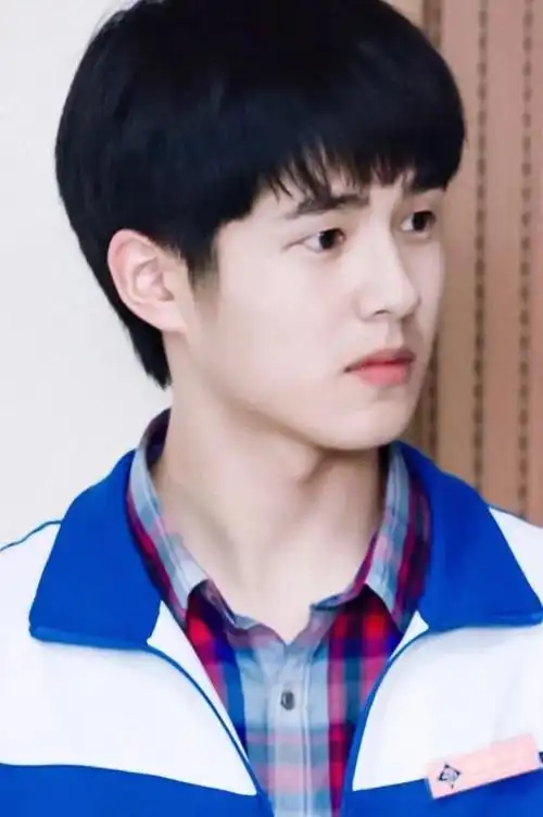 刘昊然近照曝光眼小头油不敢认网友余淮的滤镜彻底碎了