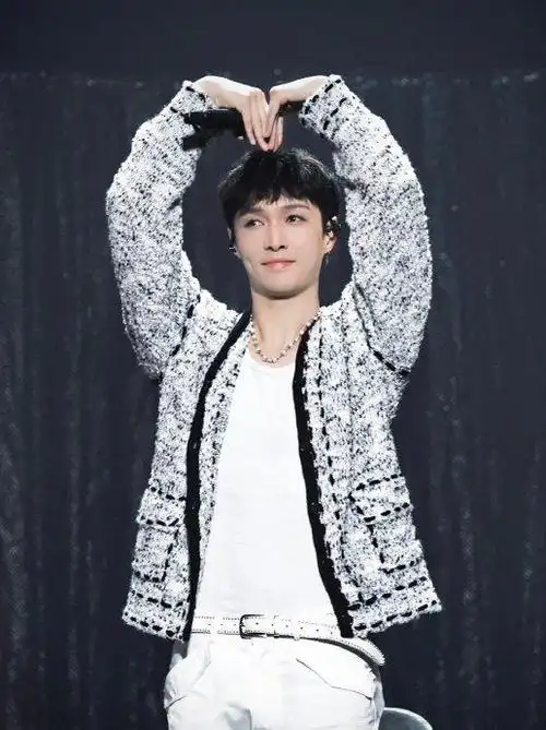 张艺兴的个人简历简单,"会的不多,全能而已" 主打一个什么都会|张艺兴