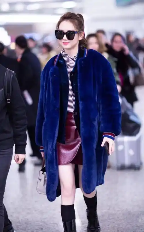 戚薇周冬雨也是一个时尚的猪猪女孩,本身瘦小的身材让她在这个冬天