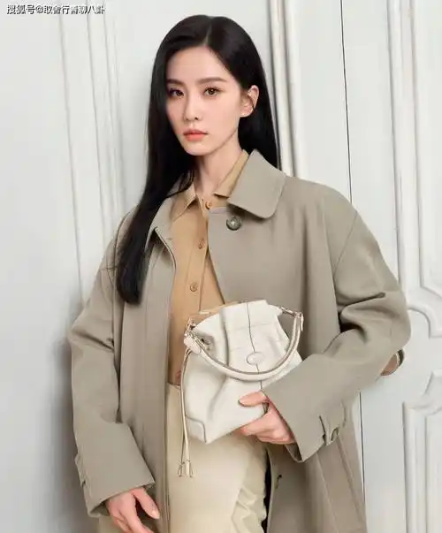 刘诗诗棕色西装又冷又飒,凸显干练气质,展现都市女郎魅力_照片_包包