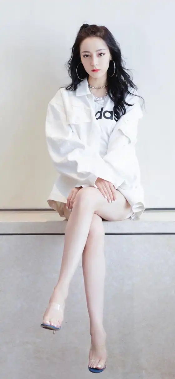 迪丽热巴大白腿