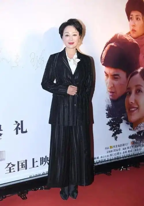 58岁王姬老而优雅穿深v蕾丝裙走红毯饱满身材很有贵妇范