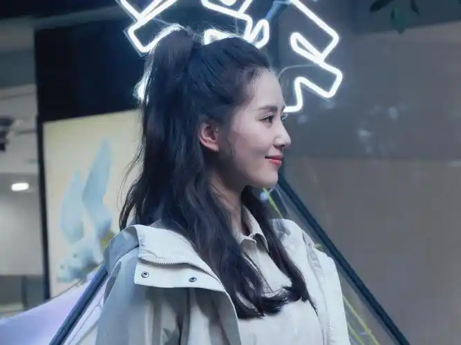 刘诗诗线下活动生图曝光!扎半马尾元气满满 插兜跨步"大爷坐"收放自如