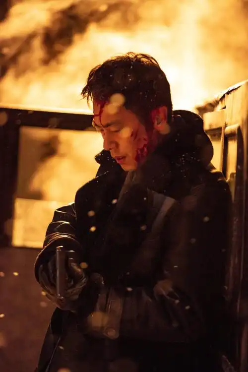 朱亚文悬崖之上#献上一组帅气的无水印剧照98祝大家观影愉快#悬崖