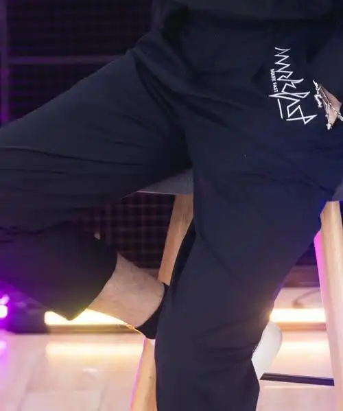 任嘉伦一身黑色穿搭帆布鞋黑袜