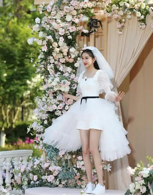 关晓彤奔跑吧穿婚纱的搭档是谁 关晓彤在奔跑吧穿婚纱(1)