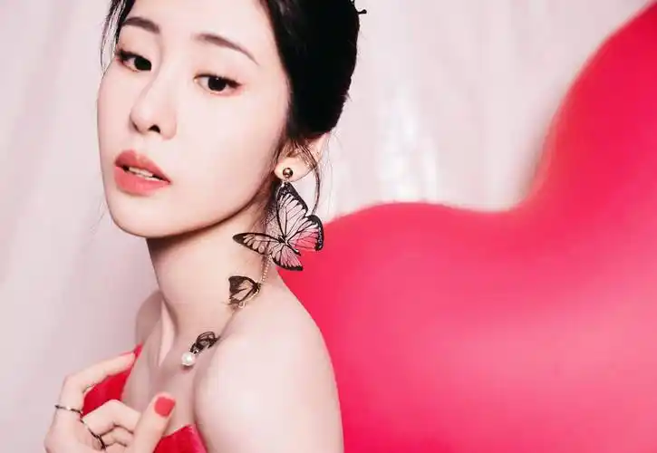 张碧晨裹臀长裙优雅动人_魅力_鲜红色_图片