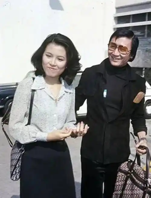 一直到早前,谢贤的潇洒爱情依旧是正在进行时,而且女朋友找得一个比一