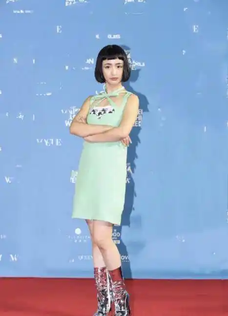 林依晨亮相台北时装周,薄荷绿短裙配蘑菇头,偶像剧女王风格大变_造型