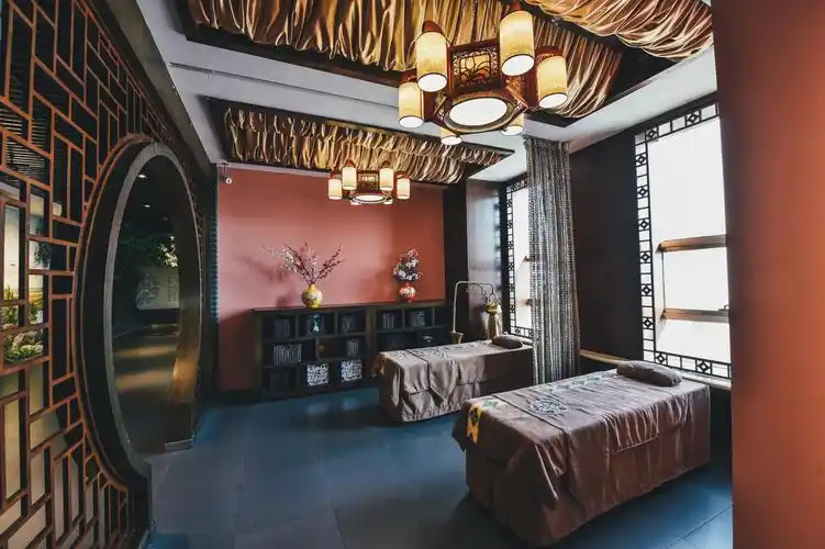 药文化教学和中医药文化传播三大功能于一体,设有模拟药房,中药炮制