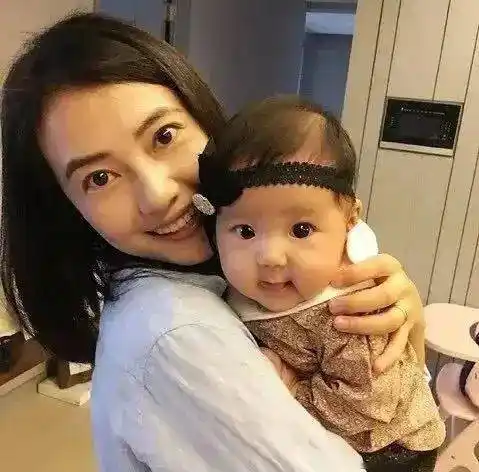 网友纷纷猜测:" 已经41岁的高圆圆,是想生二胎了?