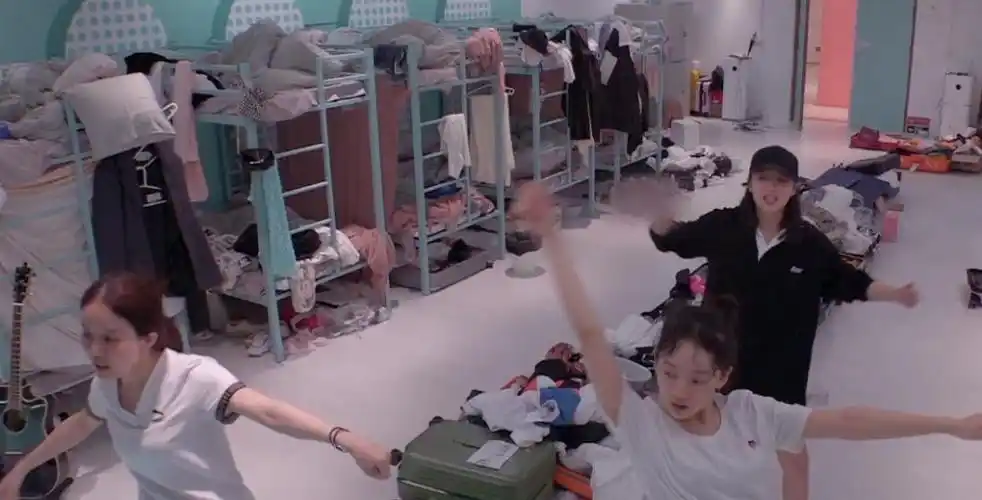 创造营首次公开女生宿舍内景,看到地上的一堆衣服后,集体生活太真实了