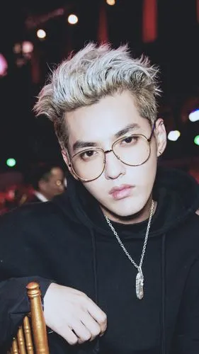 吴亦凡 kris 画报 壁纸 银发 活动 眼镜控