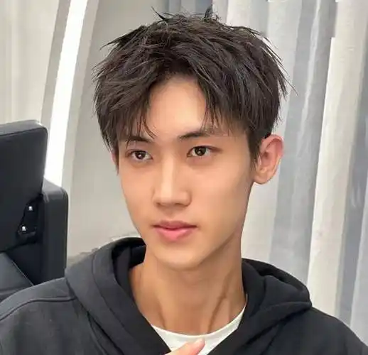 最火的摩根碎盖发型,细软发质发量少的救星,让你少年感十足_盖头_男生