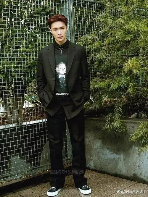 张艺兴的秋冬时尚秘籍:套头毛衣与黑色长裤,如何穿出型男魅力?