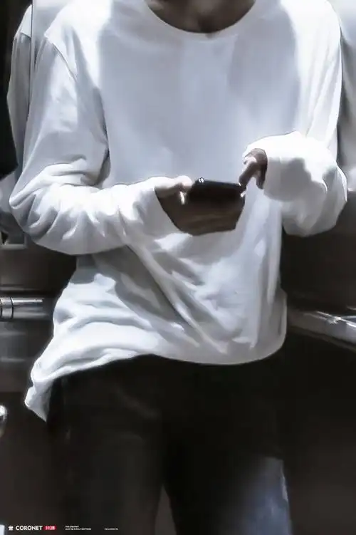 易烊千玺考后首次露面,粉丝一眼就能看见他的胸肌