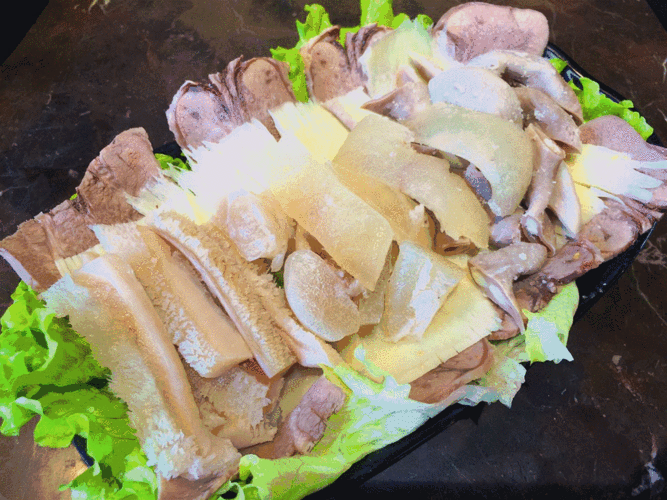 熟牛杂牛肉经过秘制的煮炖,调味,再将牛肉切成片状,嫩滑爽口,口感口味