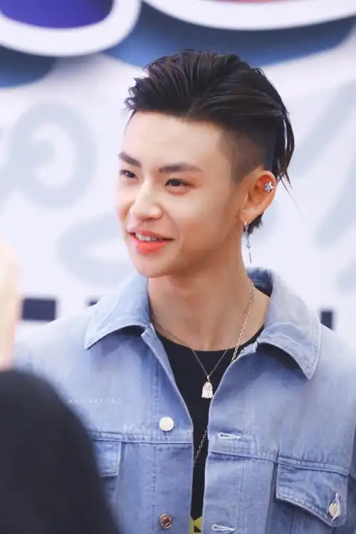 小鬼王琳凯成都品牌活动饭拍今日份一身牛仔外套大背头清爽帅气的