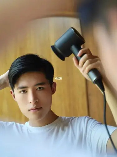 男生发型教你用吹风机吹出蓬松精致发型