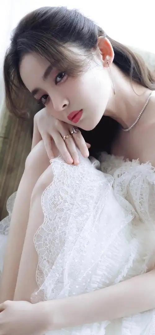 古力娜扎写真壁纸:温柔白纱裙穿搭