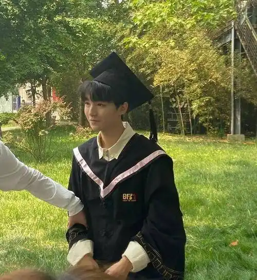 王俊凯毕业照被疯狂转发,我却在关注"右下角"男生,不出道等啥_大学