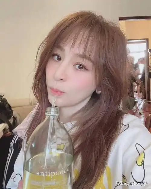 重点:在于腮红二,"甜"在妆容上而王心凌的"扎发"思路也为短脸提供