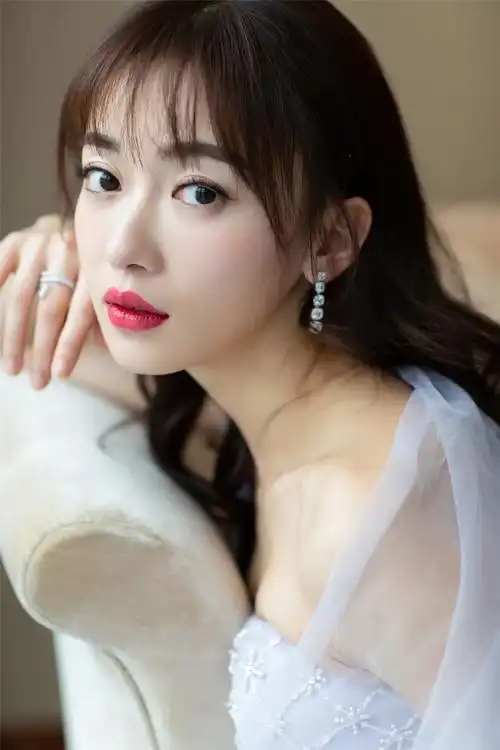 吴谨言紫罗兰纱裙亮相盛典轻纱环绕彰显高级性感