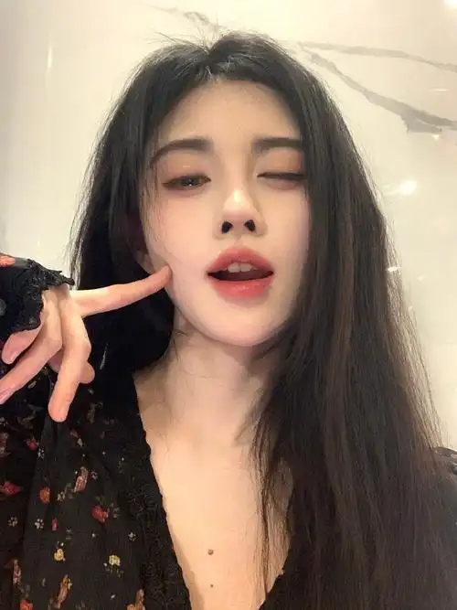 鞠婧祎嘴角##鞠婧祎棕色卫衣