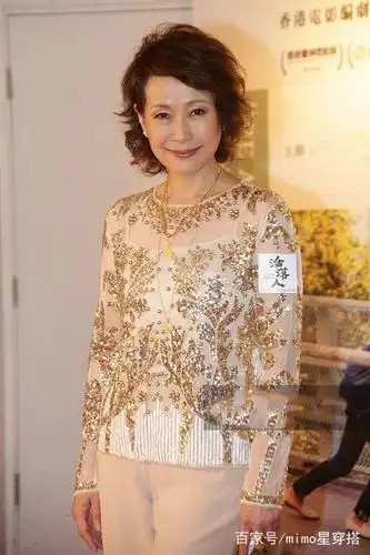 56岁叶童真时髦,穿透视上衣配长裤,换个发型气质出众更减龄