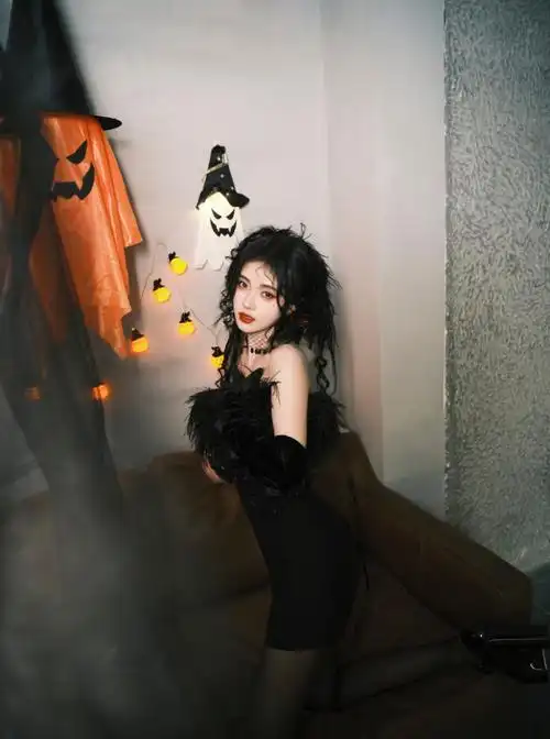 鞠婧祎:万圣节"黑天鹅"造型惊艳到我,穿黑色连短裙 精致妆容插图4