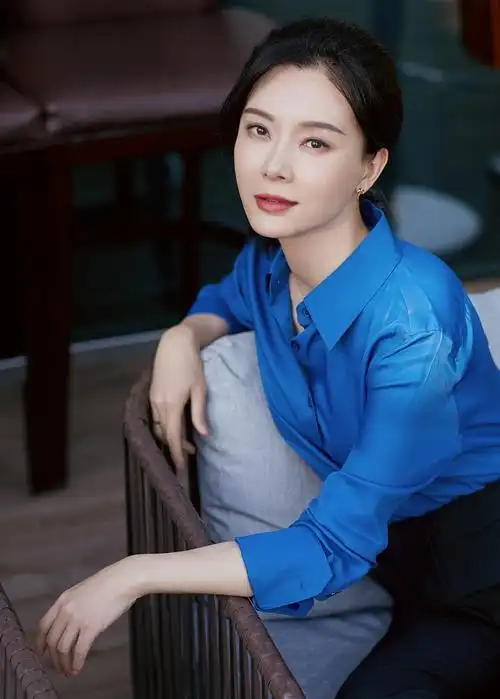 陈数穿蓝衬衫走职场风飒爽干练美得让人挪不开眼