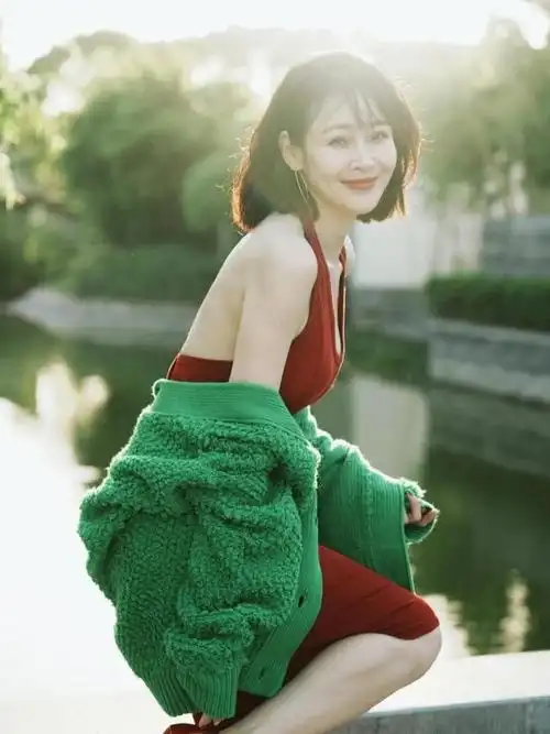 41岁的于明加,长得何止漂亮,穿衣品味更是令人赞叹.