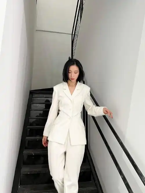 周雨彤身着白色西装 飒气十足|周雨彤|西装|白色_新浪新闻