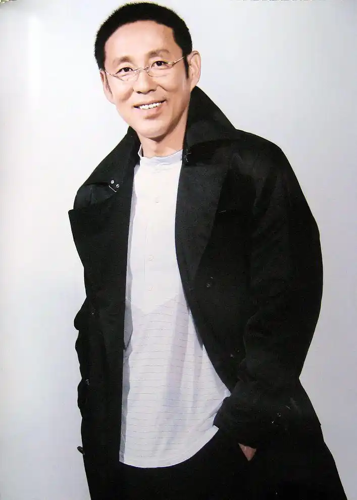 老派戏骨陈道明,作风以及演技都足够令人期待,对生活也无比热爱