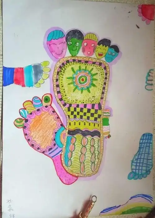 七彩艺术教育线上公益每日一练第六课《线描装饰画~小小脚丫》