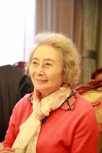 是的,袁霞作为一位电影明星,八一厂曾经的当家花旦,从未像同厂的田华