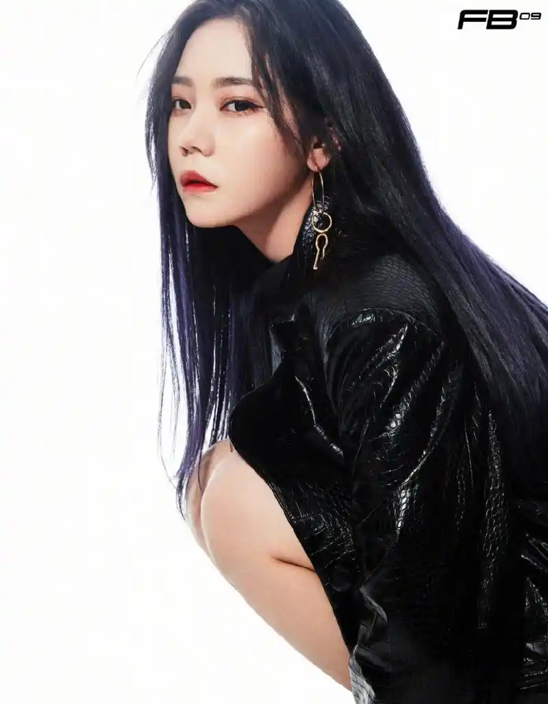 火箭少女101-张紫宁的透明带高跟凉鞋美足,如同白玉般纯净,令人心生